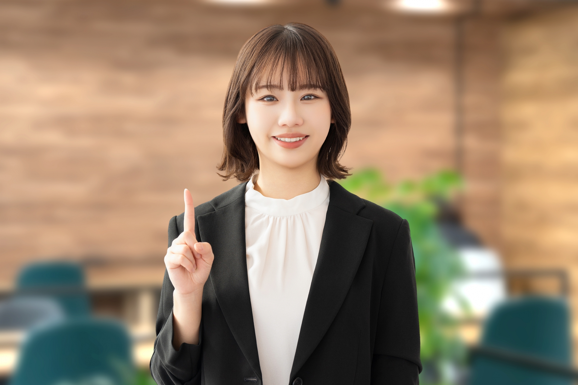 ポイントを指差す女性